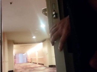 Masturbando e Gozando no Corredor De Um Hotel
