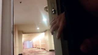 Masturberen en klaarkomen in een hotel gang