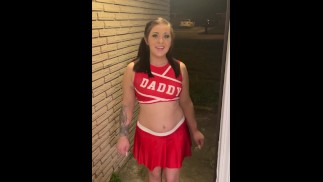 La cheerleader KItty Kash succhia il cazzo e si fa scopare duramente per raccogliere fondi per la sua squadra
