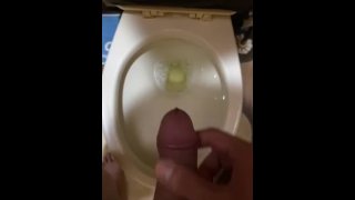[Pissing] Japanese in their twenties pee in the bathroom