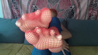 Пальцы ног в красных ажурных сетках