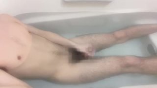 #2 男子大学生 友達の家の風呂でシコシコオナニー 浴槽の中で射精