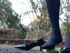 野外女装エナメルパンプスでぬいぐるみを踏み潰し黒タイツの匂いを嗅がせるクラッシュフェチ