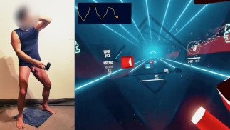 Опытный игрок Beat Saber наслаждается вибратором с дистанционным управлением для дополнительного погружения в виртуальную реальность