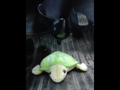 女装者が亀のぬいぐるみを黒パンスト脚エナメルパンプスで踏みつけながら車を運転するペダルパンピング - Screenshot 1 of 16 - Pedal Pumping