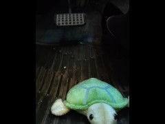 女装者が亀のぬいぐるみを黒パンスト脚エナメルパンプスで踏みつけながら車を運転するペダルパンピング - Screenshot 10 of 16 - Japanese Crossdress