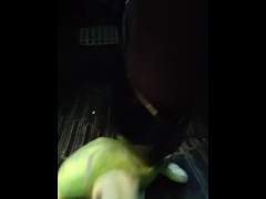 女装者が亀のぬいぐるみを黒パンスト脚エナメルパンプスで踏みつけながら車を運転するペダルパンピング - Screenshot 11 of 16 - Pedal Pumping