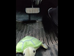 女装者が亀のぬいぐるみを黒パンスト脚エナメルパンプスで踏みつけながら車を運転するペダルパンピング - Screenshot 13 of 16 - Pussy Pump