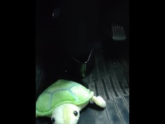 女装者が亀のぬいぐるみを黒パンスト脚エナメルパンプスで踏みつけながら車を運転するペダルパンピング - Screenshot 14 of 16 - Pumps Trample