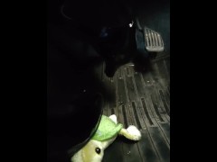 女装者が亀のぬいぐるみを黒パンスト脚エナメルパンプスで踏みつけながら車を運転するペダルパンピング - Screenshot 15 of 16 - Japanese Crossdress