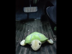 女装者が亀のぬいぐるみを黒パンスト脚エナメルパンプスで踏みつけながら車を運転するペダルパンピング - Screenshot 2 of 16 - Drive
