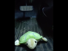 女装者が亀のぬいぐるみを黒パンスト脚エナメルパンプスで踏みつけながら車を運転するペダルパンピング - Screenshot 4 of 16 - Pumps Trample
