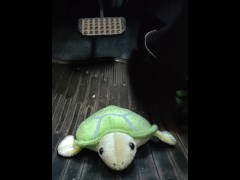 女装者が亀のぬいぐるみを黒パンスト脚エナメルパンプスで踏みつけながら車を運転するペダルパンピング - Screenshot 5 of 16 - Japanese Crossdress