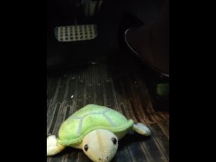 女装者が亀のぬいぐるみを黒パンスト脚エナメルパンプスで踏みつけながら車を運転するペダルパンピング - Screenshot 6 of 16 - Pedal Pumping