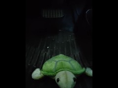 女装者が亀のぬいぐるみを黒パンスト脚エナメルパンプスで踏みつけながら車を運転するペダルパンピング - Screenshot 8 of 16 - Pussy Pump
