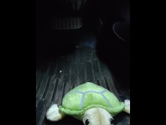 女装者が亀のぬいぐるみを黒パンスト脚エナメルパンプスで踏みつけながら車を運転するペダルパンピング - Screenshot 9 of 16 - Pumps Trample