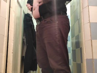 пришел на работу в женском и подрочил на трусики