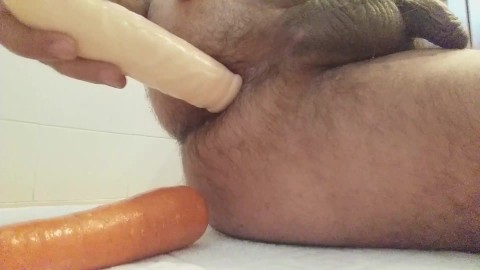 Alargando o meu cu com cenouras e dildos