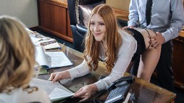 FreeUse Fantasy - 顺从的金发助理让他们的老板在办公桌上敲打他们