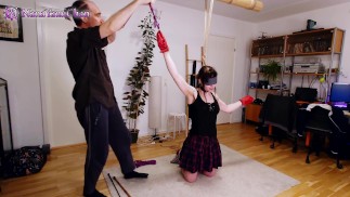 Spaß im Bondage Lederfäustlinge - Teil 1 von 2: Dominanz; unterwürfiges Mädchen!