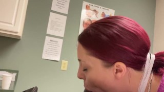 Una mamada en la oficina de los médicos lil (dr entró) 😳