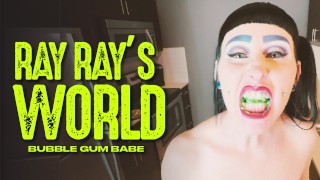 RAY RAY XXX wordt super raar voordat ze een dildo neukt