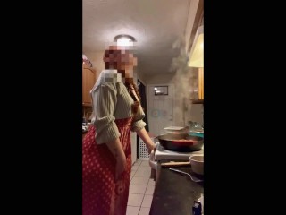 Remote Vibe - Tentando Conter Meus Orgasmos Enquanto Cozinho Para Convidado - Vídeo Completo Em Onlyfans