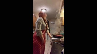 Remote Vibe - Tratando de contener mis orgasmos mientras cocino para invitado - Video completo en Onlyfans