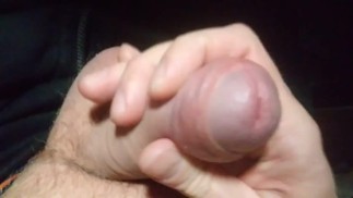KERL MASTURBIERT IM SCHLAFZIMMER