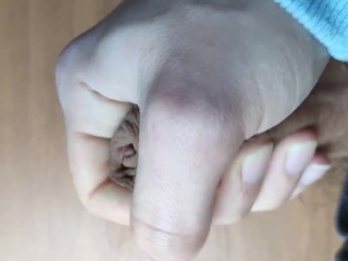 Маленькая кончила во время просмотра порно видео со стонами