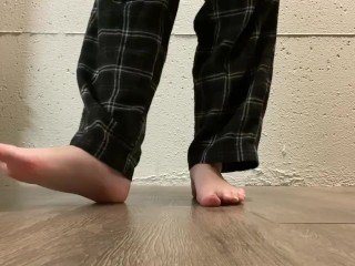Solas Sujas Descalças Andando com o Dedo do Pé Esmagando Tapa no Pé ASMR