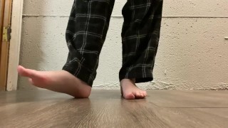 Solas sujas descalças andando com o dedo do pé esmagando tapa no pé ASMR