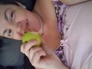 Вставка яблока в мою тугую бритую киску