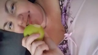 Inserimento di mele nella mia figa rasata stretta