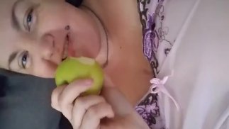 Apfeleinführung in meine enge rasierte Muschi