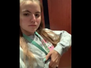 Mijn Shirt Uittrekken in De Lift VOLLEDIGE VIDEO OP ONLYFANS MAMAJBBY