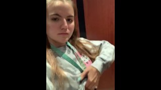 Mijn shirt uittrekken in de lift VOLLEDIGE VIDEO OP ONLYFANS MAMAJBBY