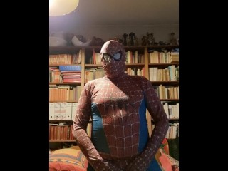 В костюме Человека-паука