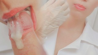 Heiße Krankenschwester gibt Patientin perfekten Blowjob und füllt Mund mit Sperma - Nahaufnahme