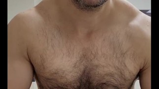 Biceps fléchissants de l’ours musculaire!