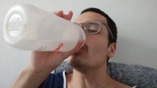 chico bebiendo una taza de agua para estar saludable