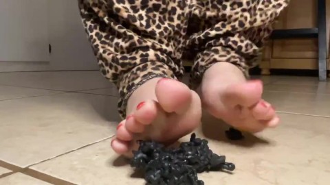 Giantess Mexeyl crushes her tiny neighbors