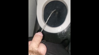 POV Pissen in de badkamer van het vliegtuig