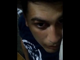 Chico tocandose caliente