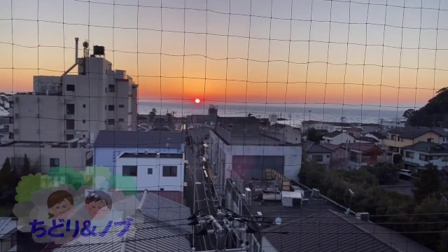 Японская женщина-любительница неторопливо принимает ванну в гостинице с горячими источниками с ванной под открытым небом.