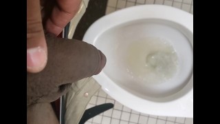 Uma urina rápida no consultório médico.
