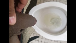 在医生办公室快速小便。