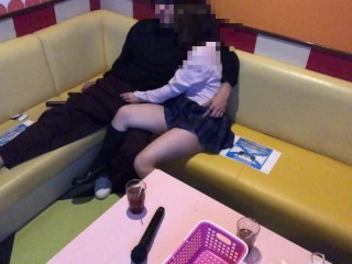 Ｐ活活女子高○生の綺麗な生足を見ていたら発情してカラオケ中で店員にバレないようにSEXする38歳派遣社員。