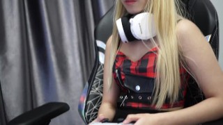 Chica gamer Chrissy chupa la polla mientras juega