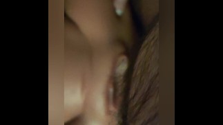 Я возбужденно трахаю куклу и кончаю